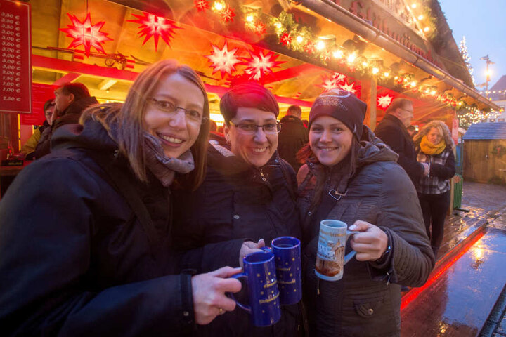Kristin (36), Jacqueline (38) und Sindy (34) testen den Glühwein aus der Chemnitzer Jubiläumstasse.