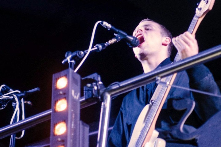 Till Kummer (27), Bassist der Band Kraftklub wurde offenbar mit Crystal erwischt.