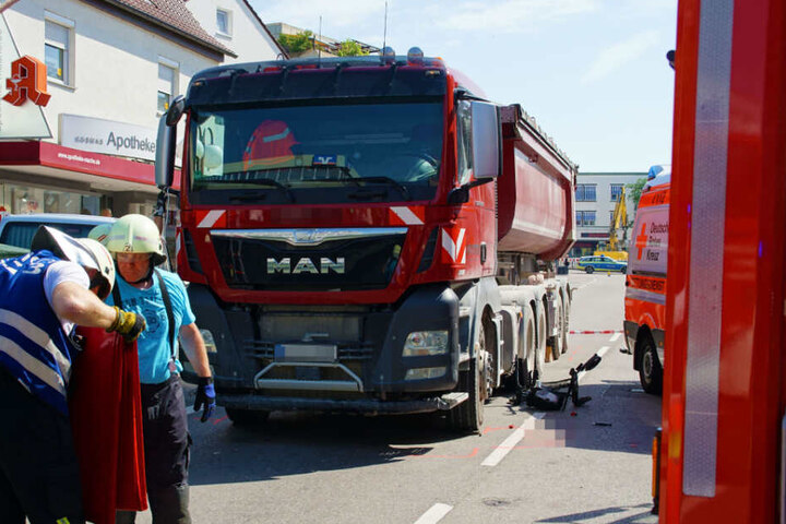 Einsatzkräfte der Feuerwehr und des Rettungsdienstes vor Ort.