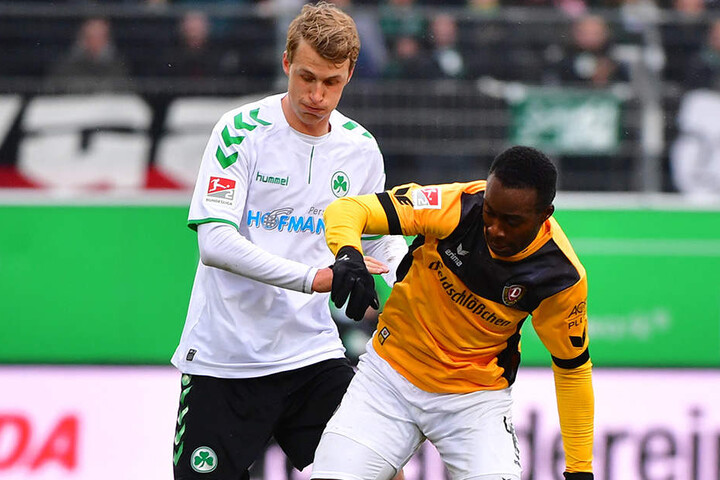Fürth Lukas Gugganig (links) mit Erich Berko im Zweikampf.