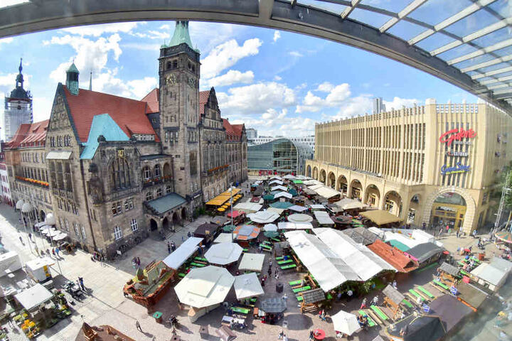 Gut zwei Wochen lang steht der Chemnitzer Neumarkt im Zeichen des Weins.