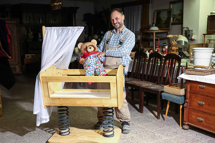 Eia, popeia! Tischlermeister Fred Wollmann (53) mit seiner "selbstbewegenden" Babywiege.