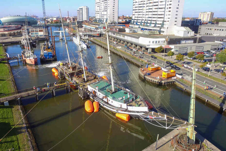 Der havarierte Traditionssegler liegt im Museumshafen.