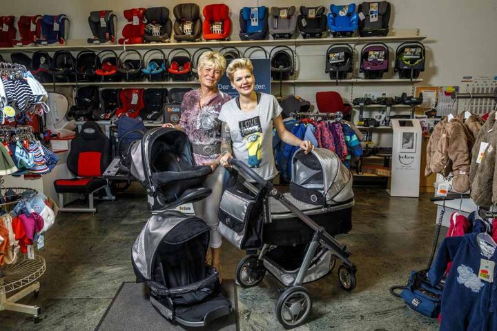 Die schwangere Melanie Müller (29, re.) holt sich zusammen mit ihrer Mutter Gabriela einen Kinderwagen ab.