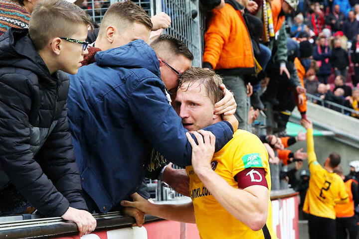 Dynamo-Kapitän Marco Hartmann wurde von den Fans in den Arm genommen und getröstet.