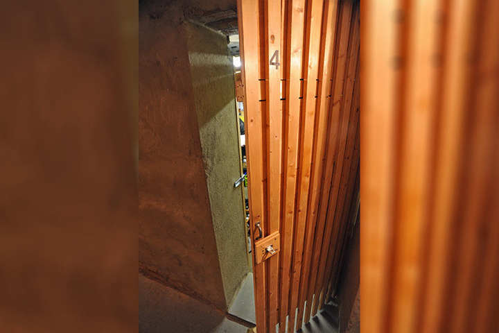 Problemfall Keller: Holztür und Vorhängeschloss halten Täter keinesfalls vom schnellen Einbruch ab.