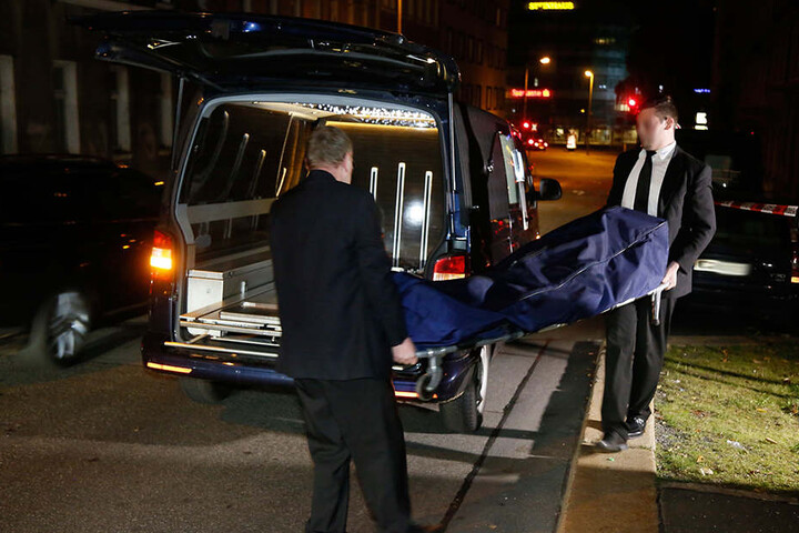 November 2016: Bestatter brachten die Leiche der ermordeten Prostituierten in die Gerichtsmedizin.