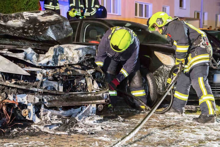 Die Feuerwehrmänner konnten leider nicht verhindern, dass der Motorraum des Hondas vollständig ausbrannte.
