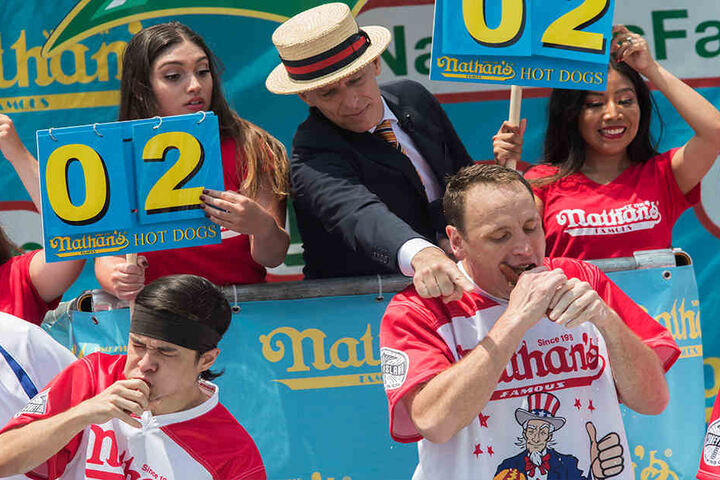 Joey Chestnut (34) verbesserte seinen Rekord vom Vorjahr um zwei Hotdogs.
