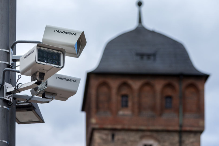 Rund 850.000 Euro verschlingt die Videoüberwachung in der Innenstadt. Die Kameras versprechen gerichtsverwertbares Bildmaterial. Voraussichtlich ab September geht das Großprojekt in Betrieb.