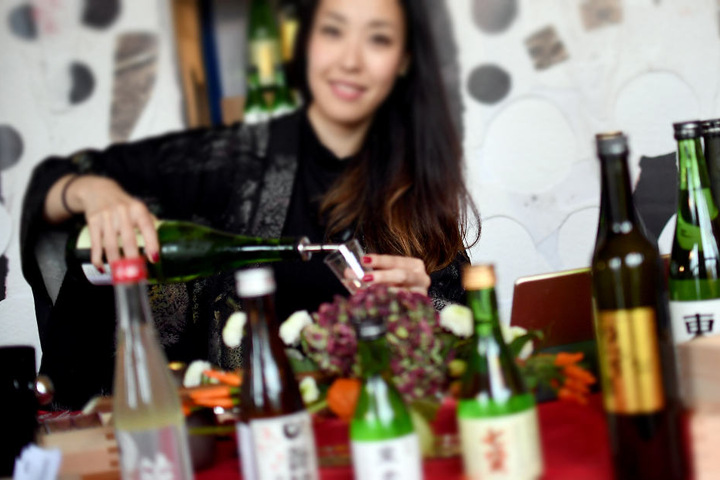 Eine Frau schenkt eine Sorte Sake aus. (Symbolbild)