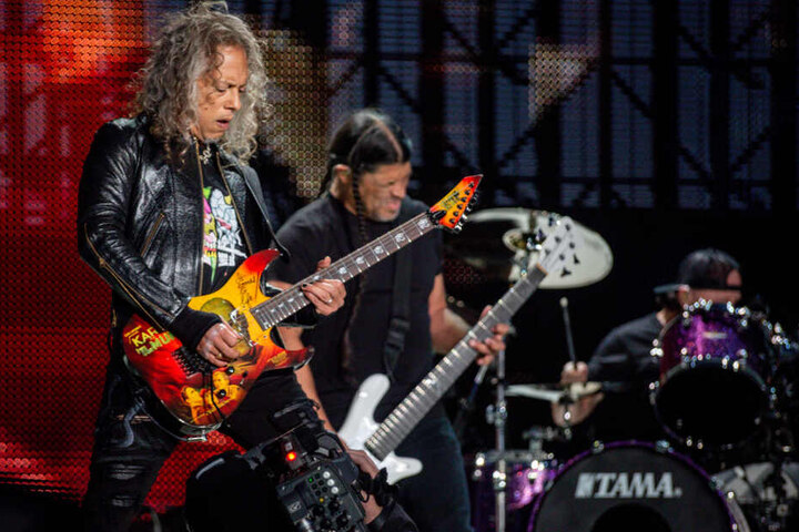 Kirk Hammet (l) und Robert Trujillo, Mitglieder der US-amerikanischen Metalband Metallica, bei einem Auftritt in Madrid.