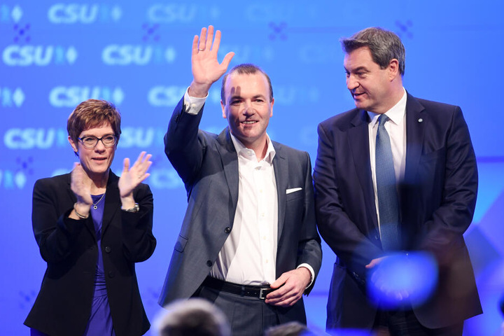 CDU-Vorsitzender Kramp.Karrenbauer, Manfred Weber (CSU) und der neu gewählte CSU-Chef Söder auf dem Sonderparteitag in München.