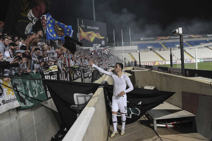 Filip Kostic feierte nach dem Sieg mit den eigenen Fans.