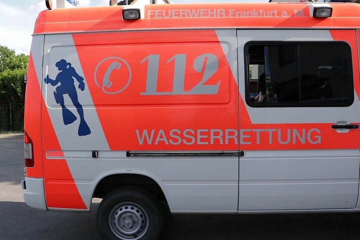 Einsatzkräfte der Wasserrettung rückten umgehend an, bargen das Mädchen aus dem Fluss.