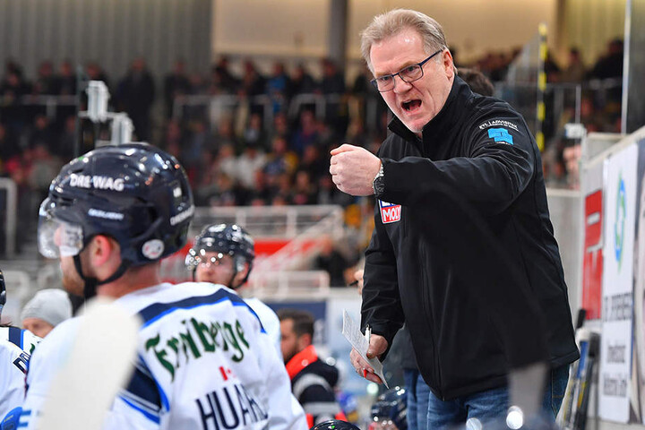 Eislöwen-Trainer Franz Steer ballt die Faust.