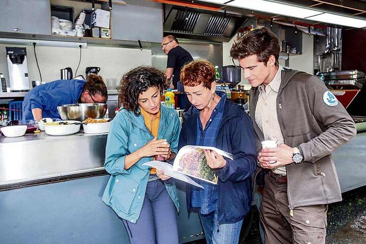 In der Drehpause besprechen sich Liza Tzschirner (30, l.) und Philipp Danne (33) mit Produzentin Gabriela Brenner.