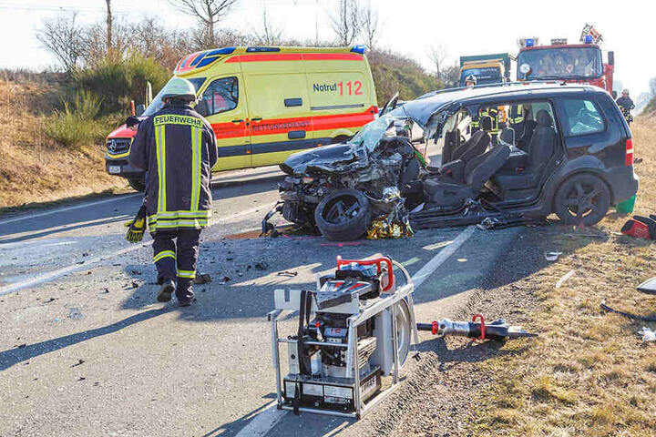 Der VW-Fahrer wurde in seinem Fahrzeug eingeklemmt und musste von der Feuerwehr befreit werden.