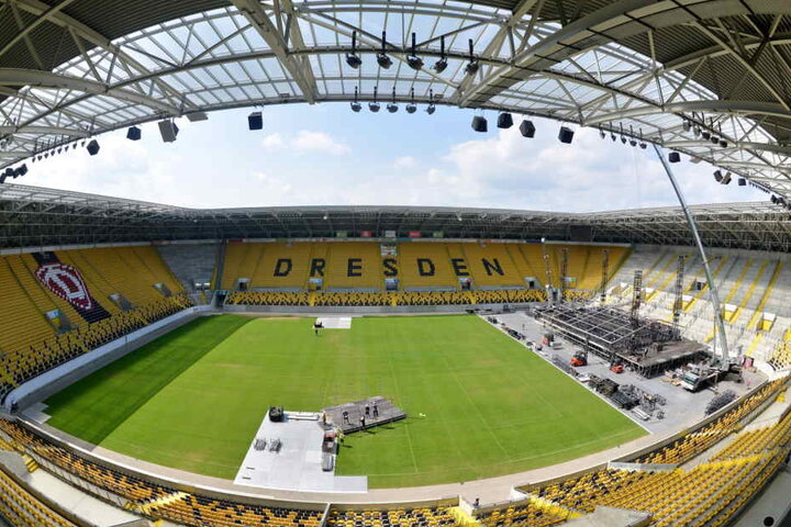 Bei dieser Show staunt Jung bis Alt: Fliegende Motorräder im DDV-Stadion.