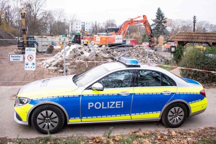 Die Polizei sperrt die Baustelle um den Fundort der Bombe ab.