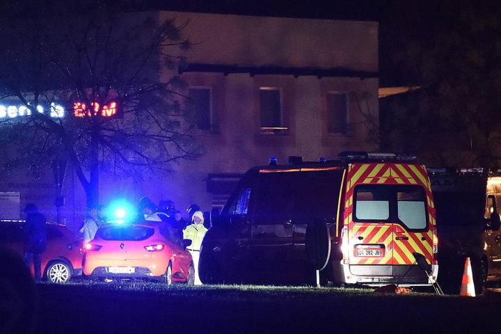Die Polizei geht von einem kriminellen Akt aus. Ein terroristischer Hintergrund sei unwahrscheinlich.