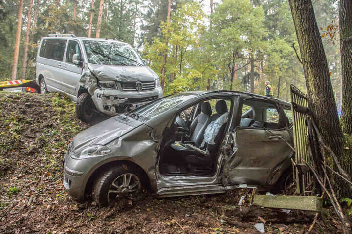 Der VW hat den Mercedes den Hang hinunter gestoßen.