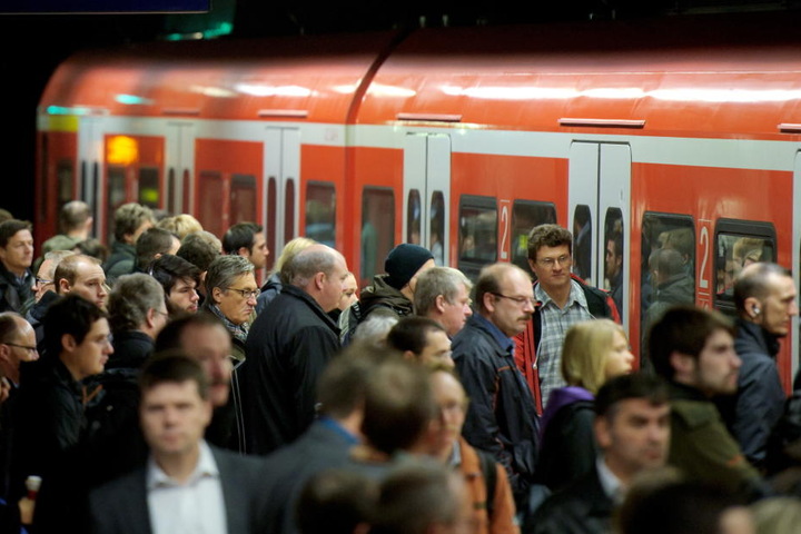 Heute kann es wieder bedeuten: länger auf die S-Bahn warten. (Symbolbild)