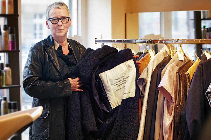 Mantel-Künstlerin Antonia Zahn-Weber zeigt das poetische Innenleben ihrer Mantel-Unikate.