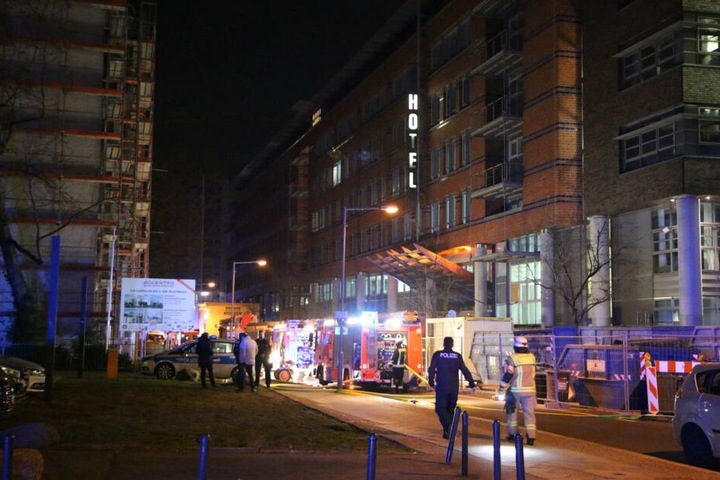Das Hotel von außen, inklusive Einsatzwägen der Feuerwehr.