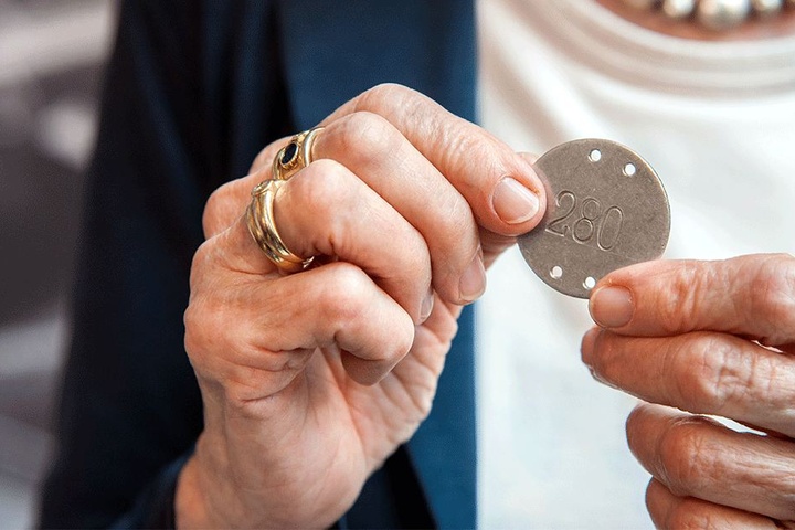 Die Oederaner Häftlingsmarke von Helga Pollak-Kinsky (88) ist künftig ein Ausstellungsstück des Horch-Museums.