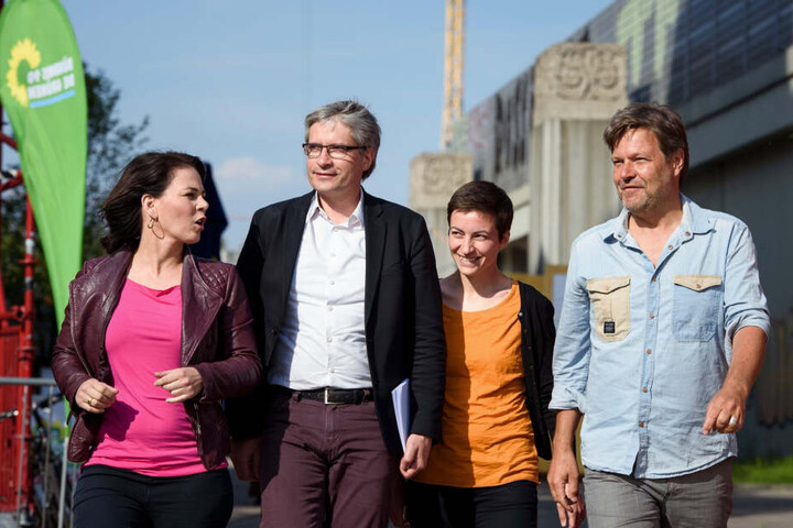 Wahlkampf-Endspurt der Grünen mit den Parteichefs Baerbock (38, l.) und Hobeck (49, re.) und den Spitzenkandidaten Giegod (49, 2.v.l.) und Keller (37).