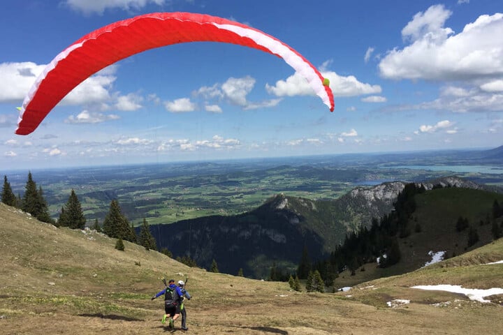 Ein Gleitschirm-Tandemflug startet bei perfektem Wetter vom Breitenberg.