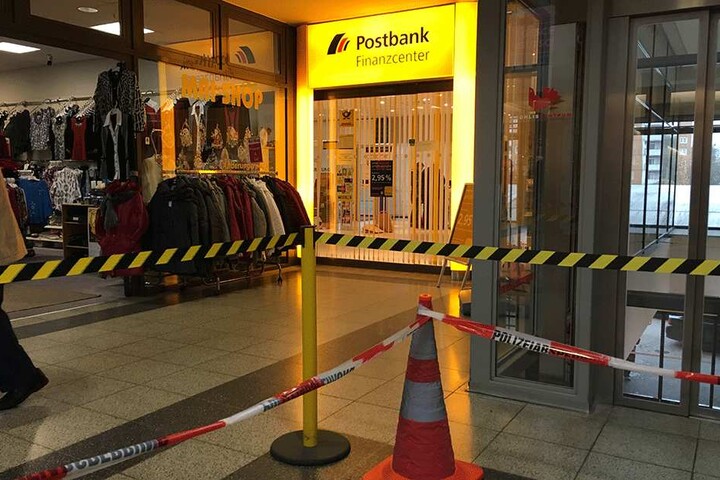 Die Post-Filiale wurde von zwei bewaffneten Männern überfallen.