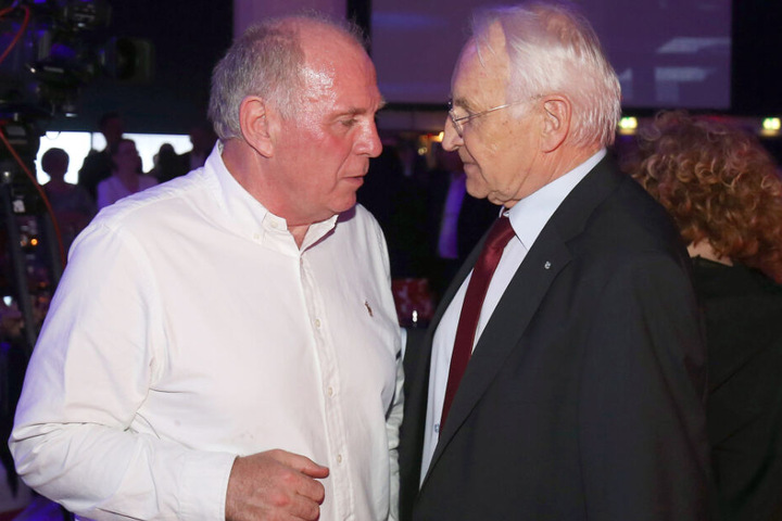 Edmund Stoiber (r.) glaubt auch nicht an einen totalen Rückzug von Uli Hoeneß (l.) beim FC Bayern München.