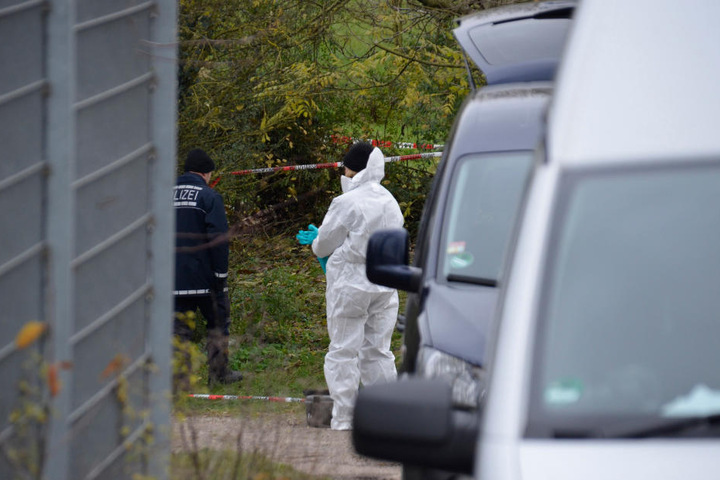 Ermittler vor Ort in Aspberg bei Ludwigsburg, wo in einem Schrebergarten eine Frauenleiche gefunden wurde.