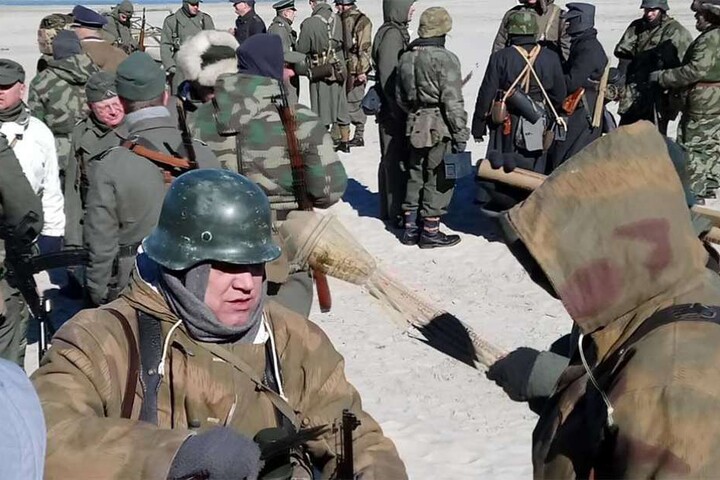 Wehrmacht, polnische Soldaten und Rote Armee gönnen sich eine gemeinsame Pause.
