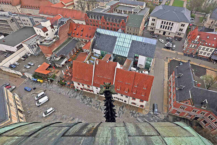 Der Blick vom Dom auf die Priesterhäuser: Diese zählen zu den ältesten
erhaltenen Wohnbauten Deutschlands.