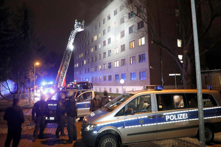 Beim Brand in einer Asylunterkunft in Chemnitz in der Straßburger Straße ist am Mittwochabend ein Mensch verletzt worden.