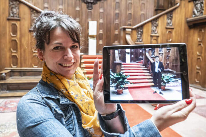 Huch, wo kommt der denn her? Anja Straube (48) erweckt mit ihrem Tablet den letzten Schlossherrn zum Leben.