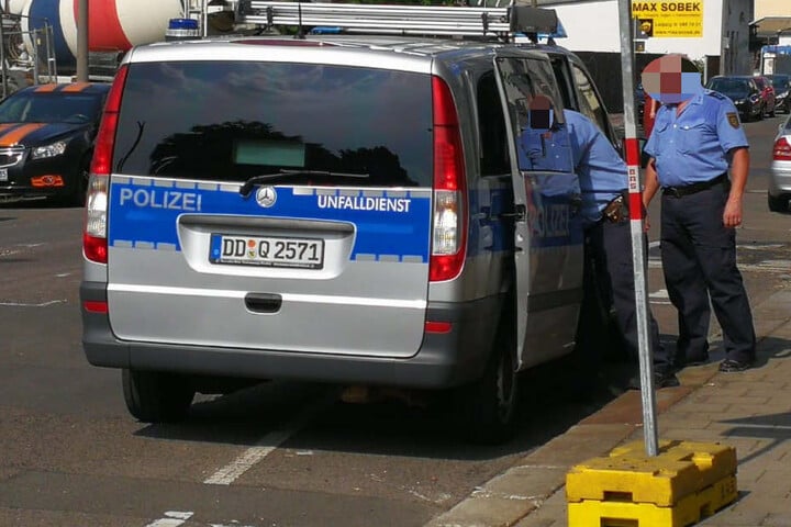 Polizisten laden nach dem tödlichen Unfall das demolierte Fahrrad des 53-Jährigen ins Auto.