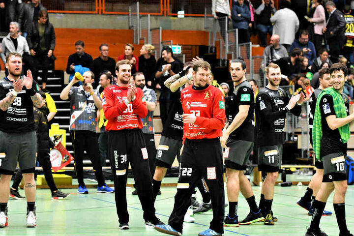 Der HC Elbflorenz feiert seinen Sieg bei Schlusslicht Krefeld, vorn mit der Nummer 22 Keeper Mario Huhnstock.