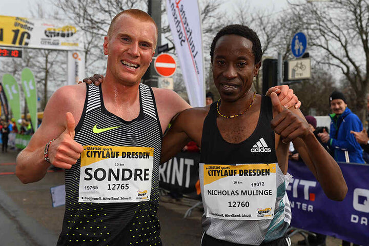 Die zwei besten Männer: Sondre (2. Platz) und Sieger Nicholas Mulinge.