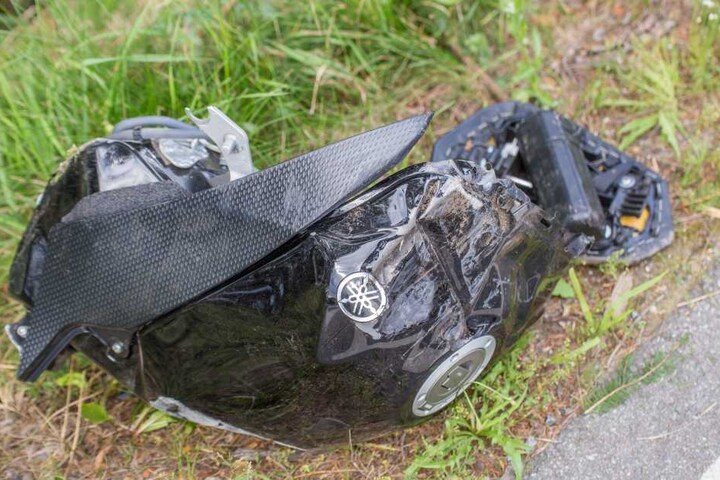 Durch den heftigen Aufprall wurde der Tank aus der Yamaha gerissen.