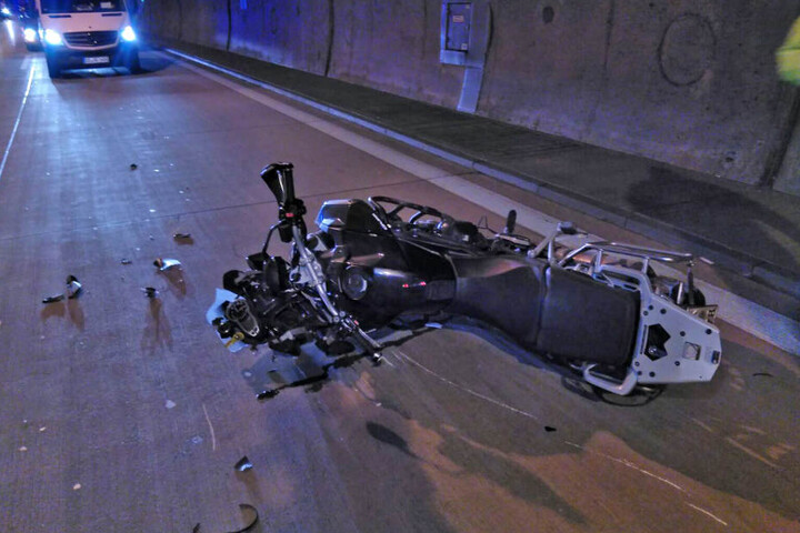 Das Motorrad lag nach dem Zusammenstoß im Tunnel Coschütz.
