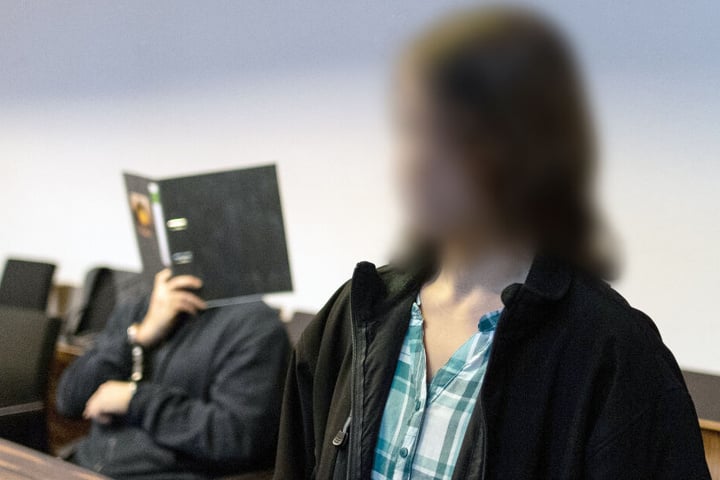 Die heute 19-jährige Maria (rechts im Bild) läuft am Angeklagten im Gerichtssaal vorbei. (Archivbild)