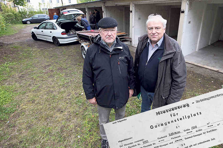 Ronald
Birndt (66, r.)
musste seine
Garagengemeinschaft
an der Anton-Weck-Straße aufgeben.
Dietmar
Leuthold
(68) kämpft
noch um den
gefährdeten
Standort an
der Braunsdorfer
Straße.