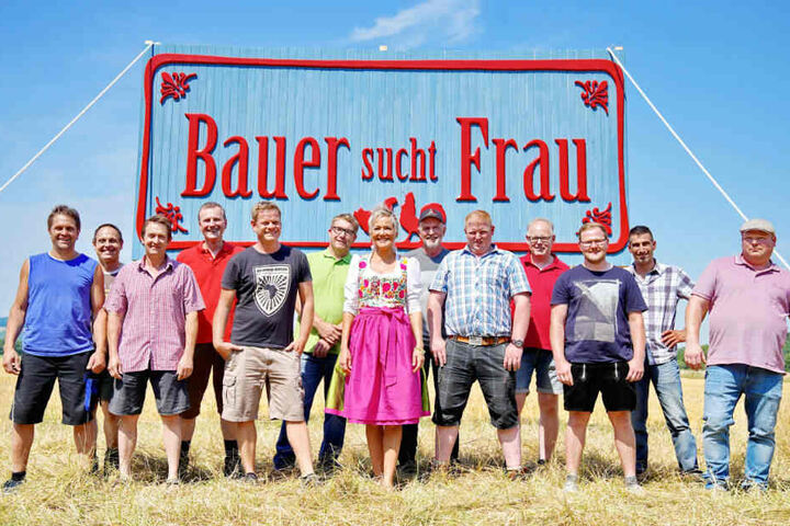 Inka Bause mit den Bauern der 14. Staffel "Bauer sucht Frau".