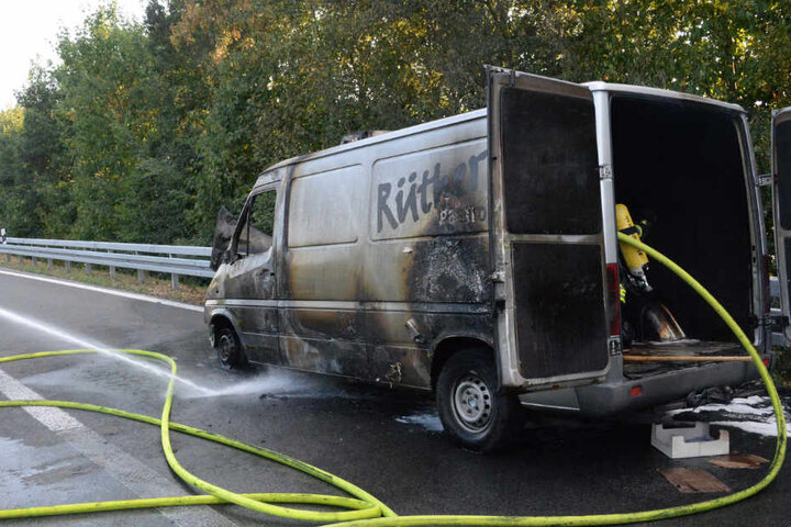 Die Einsatzkräfte ließen den Wagen kontrolliert abbrennen.