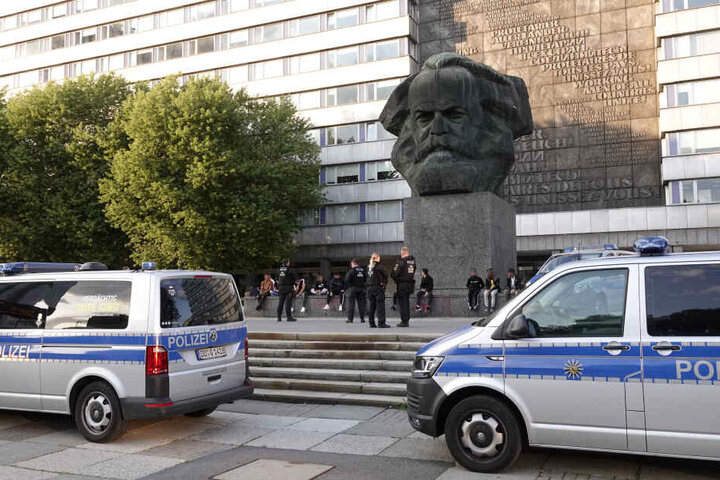 Etwa 90 Polizeibeamte waren bei der Razzia dabei.