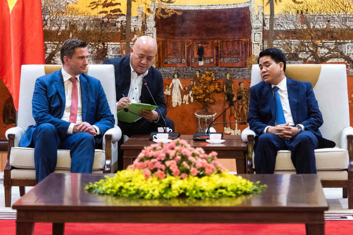Martin Dulig (l.) im Gespräch mit Nguyen Doc Chong (r.), Vorsitzender des Volkskomitttees der Stadt Hanoi (auch Oberburgermeister) mit Rang eines Ministers.